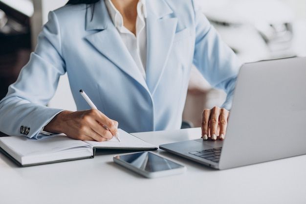 Mujer de negocios trabajando en la oficina en la computadora _ Foto Gratis